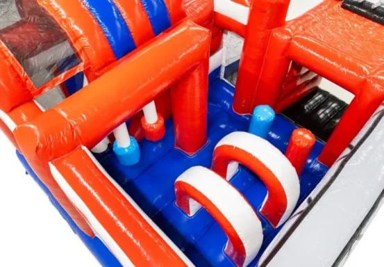 Buntes, aufblasbares Hindernis mit roten, weißen und blauen Elementen.