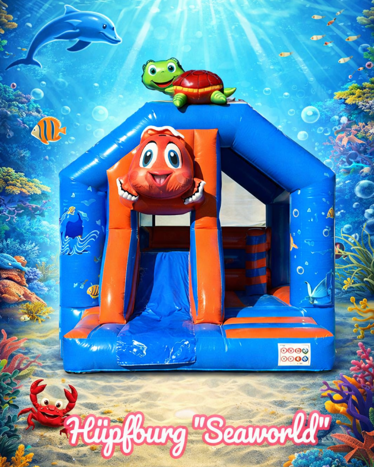 Bunte Hüpfburg "Seaworld" mit Skulpturen von Meerestieren.