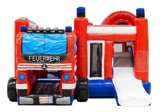 Luftige Rutsche aus Feuerwehrwagen mit großem Eingang und gleitender Rutsche.