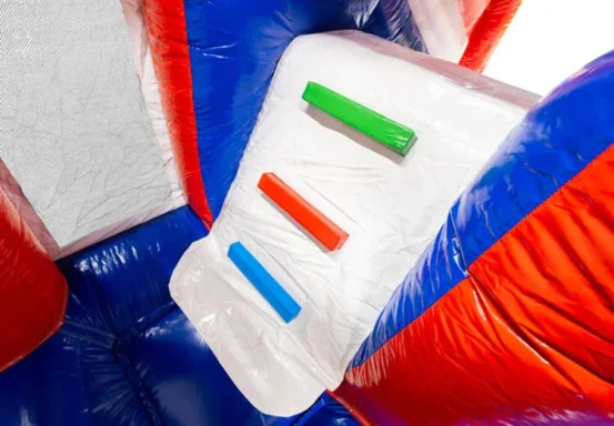 Bunte aufblasbare Hindernisbahn mit drei farbigen Haltegriffen.